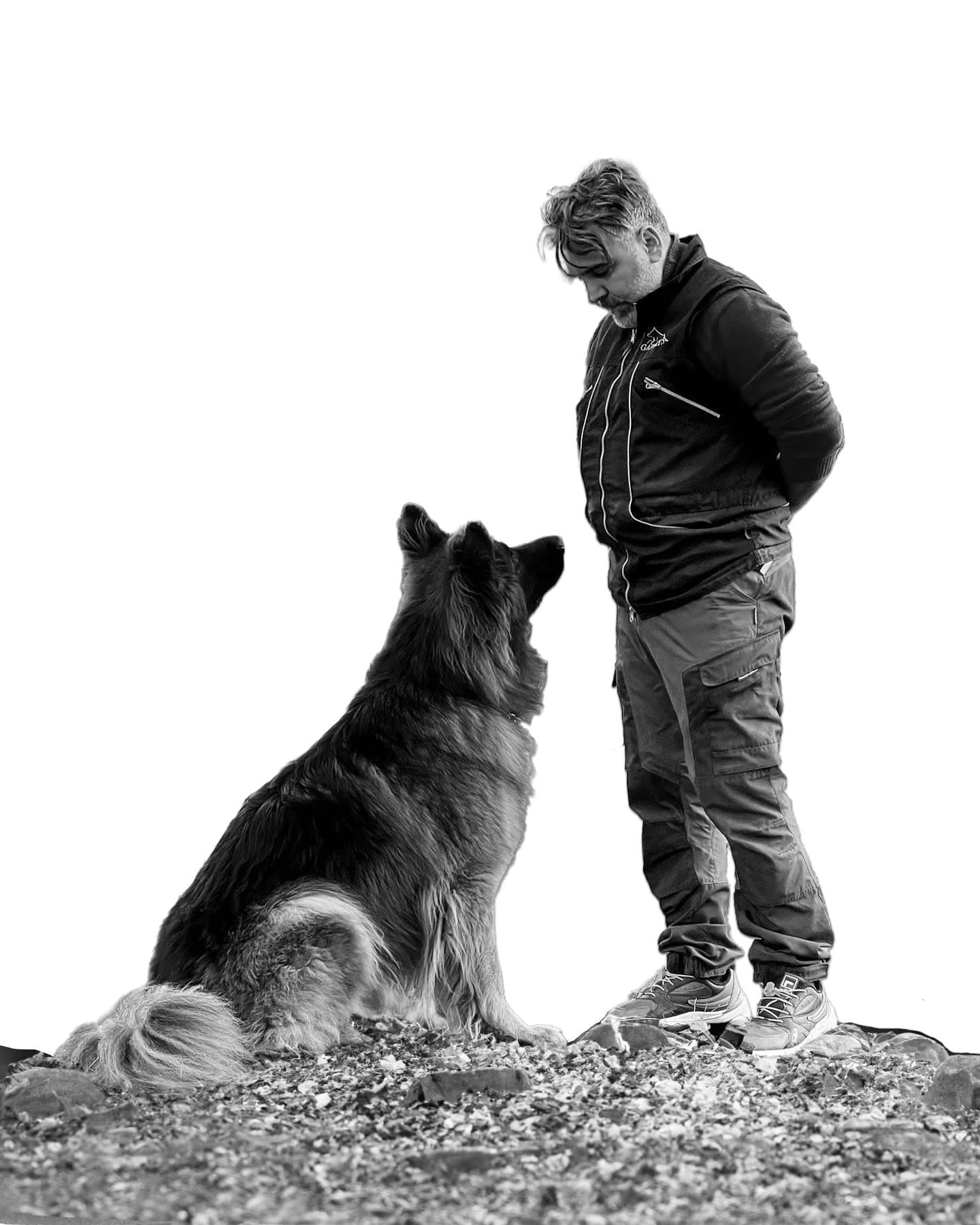 İrşat Üner, eğitim sahasında köpeğiyle